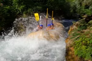 Bedwing de stroomversnellingen tijdens het avontuur op de Cetina-rivier