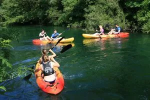 Schaffen Sie bleibende Erinnerungen beim Kajakfahren auf dem Fluss Cetina