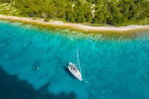 Zeil door de unieke schoonheid van de Kornati-eilanden