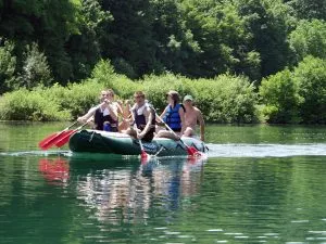 Machen Sie eine Rafting-Tour und entdecken Sie die atemberaubende Schlucht des Flusses Cetina in Omiš