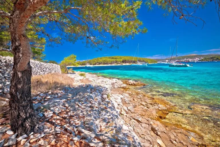 Stenet strand i Kroatien skaleret
