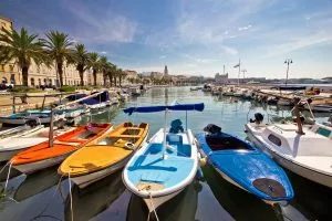 Geniet van de jachthaven van Split voordat je gaat parasailen over de zeeën