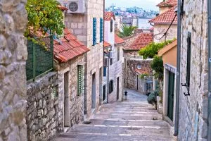 Beginnen Sie Ihr Abenteuer in Split, einer Stadt, die für Wasserliebhaber gemacht ist