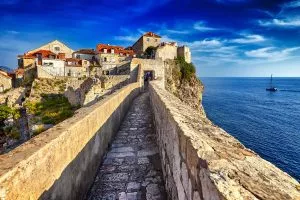 Bewundern Sie auf Ihrer Reise die berühmten mittelalterlichen Mauern von Dubrovnik