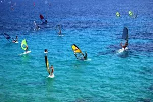 Leer windsurfen in een schilderachtige omgeving